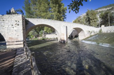 Roma köprüsü, kasabaya geçiş dağ kireçtaşı üstündeki nehir Jucar tarafından orta kısmında yer alan Muvahhidler yer alan kale yüzyıldan XII, Alcala del Jucar, İspanya kökenlidir