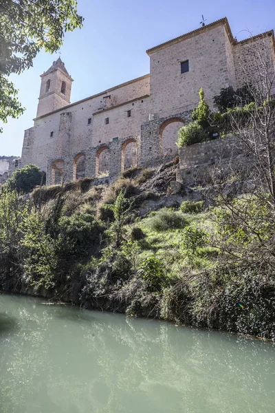 Průjezd podél řeky Jucar, na vrcholu kostel San Andres, styly, pozdně gotická a Neoclassic, si v Alcalá del Jucar, provincii Albacete, Španělsko — Stock fotografie