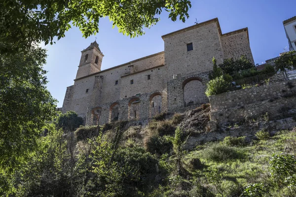 Průjezd podél řeky Jucar, na vrcholu kostel San Andres, styly, pozdně gotická a Neoclassic, si v Alcalá del Jucar, provincii Albacete, Španělsko — Stock fotografie