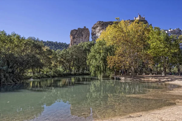 Yüzyıl XII, Alcala del Jucar, İspanya kökenli Muvahhidler yer alan kale nehir Jucar, güzel dağ sayısı kireçtaşı dağ kireçtaşı üstündeki şehir yanındaki rekreasyon alanıdır — Stok fotoğraf