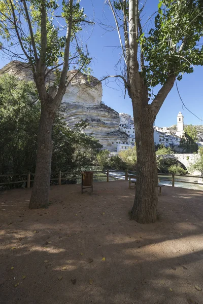 Zona de agrement de pe râul Jucar, vedere frumoasă la munte calcar lângă oraș, în partea de sus a calcarului montan este situat castelul de origine Almohad al secolului al XII-lea, Alcala del Jucar, Spania — Fotografie, imagine de stoc