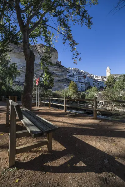 Recreation area on the River Jucar, beautiful mountain views limestone next to the city, take in Alcala del Jucar, Albacete province, Spain — Stock Photo, Image