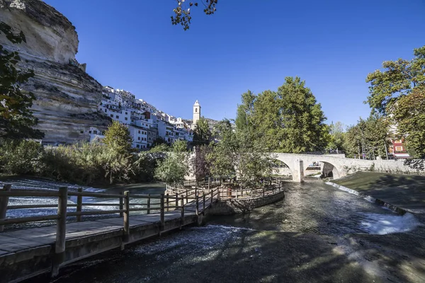 Zona de recreo en el río Jucar, hermosas vistas a la montaña de piedra caliza junto a la ciudad, tomar en Alcalá del Jucar, provincia de Albacete, España —  Fotos de Stock