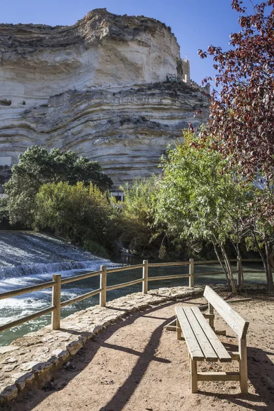 Zona de recreo en el río Jucar, hermosas vistas a la montaña de piedra caliza junto a la ciudad, tomar en Alcalá del Jucar, provincia de Albacete, España —  Fotos de Stock