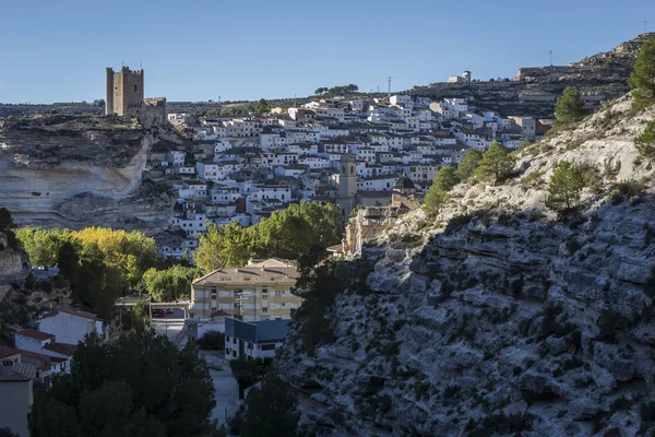 Zijaanzicht van het dorp, op de top van kalksteen berg ligt kasteel uit de 12e eeuw Almohaden oorsprong, neem in Alcala del Jucar, Albacete provincie, Spainin is onder — Stockfoto
