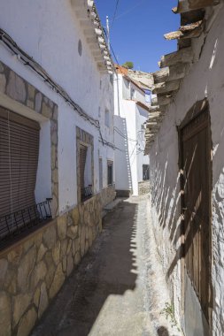 Dar sokaktan beyaz boyalı evleri, bu kasaba, tipik Alcala del Jucar, Albacete Eyaleti, İspanya dön