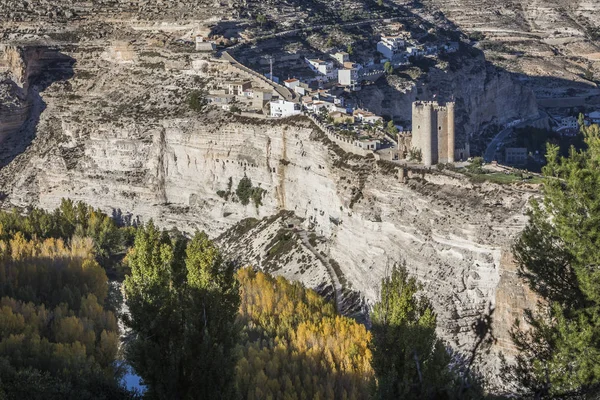 Vista panoramica sulla valle del fiume Jucar durante l'autunno, in cima alla montagna calcarea si trova il Castello di origine almohade del XII secolo, prendere in Alcala del Jucar, provincia di Albacete, Spagna — Foto Stock