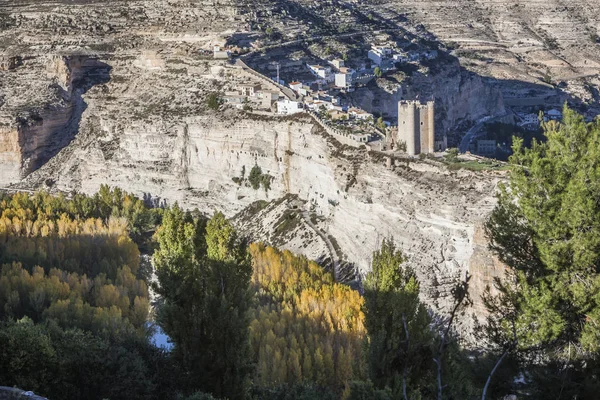 河河谷的 Jucar 在秋季，在石灰石山的全景视图位于 Almohad 的起源，12 世纪城堡参加 Alcala del Jucar，阿尔瓦塞特省，西班牙 — 图库照片