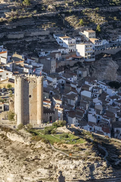 Boční pohled na vesnici, na vrcholu skály se nachází hrad z 12. století opěrná, se v Alcalá del Jucar, provincii Albacete, Španělsko — Stock fotografie