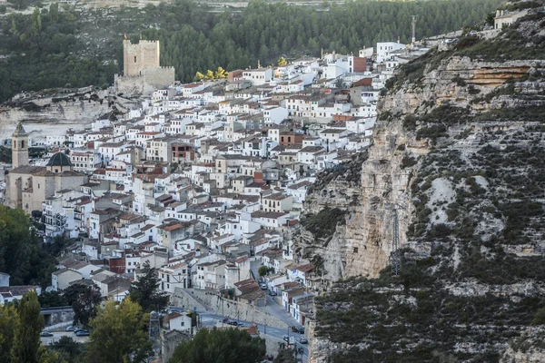 侧视图的村庄，在石灰石山位于 Almohad 的起源，12 世纪城堡参加 Alcala del Jucar，阿尔瓦塞特省，西班牙 — 图库照片