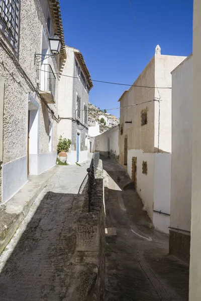 Smalle straat met wit beschilderde huizen, typisch van deze stad, nemen in Alcala del Jucar, provincie Albacete, Spanje — Stockfoto