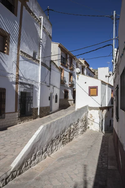 Smal gata med vit målade hus, typisk för denna stad, ta i Alcala del Júcar, Albacete province, Spanien — Stockfoto