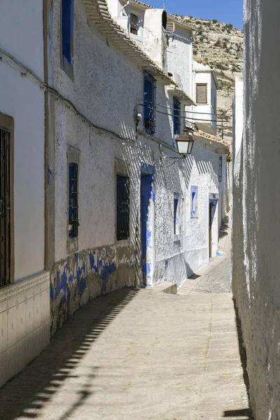 Smalle straat met wit beschilderde huizen, typisch van deze stad, nemen in Alcala del Jucar, provincie Albacete, Spanje — Stockfoto