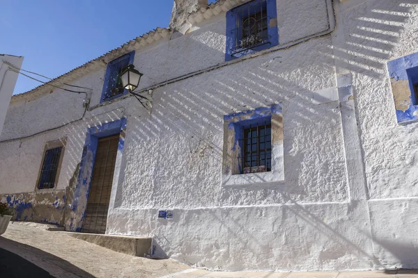 Rua estreita com casas pintadas de branco, típica desta cidade, tomar em Alcala del Jucar, província de Albacete, Espanha — Fotografia de Stock