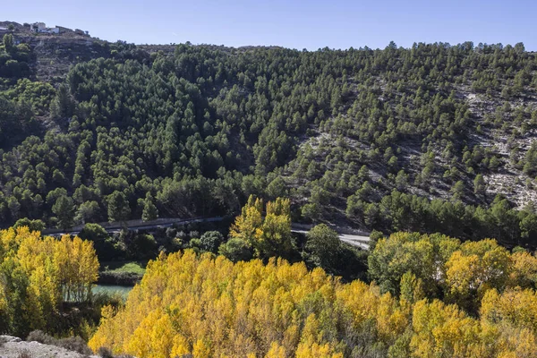 全景视图的河河谷的 Jucar 在秋天，期间参加 Alcala del Jucar，西班牙阿尔瓦塞特省 — 图库照片