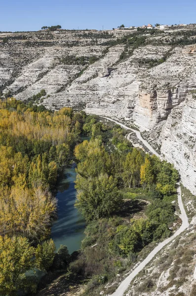 Vue panoramique sur la vallée de la rivière Jucar à l'automne, prenez Alcala de la Jucar, province d'Albacete, Espagne — Photo