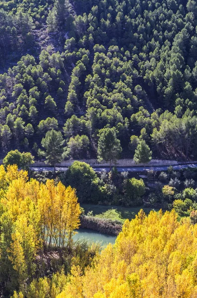 全景视图的河河谷的 Jucar 在秋天，期间参加 Alcala del Jucar，西班牙阿尔瓦塞特省 — 图库照片