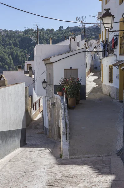 Enge Straße mit weiß gestrichenen Häusern, typisch für diese Stadt, nehmen Sie in alcala del jucar, albacete Provinz, Spanien — Stockfoto