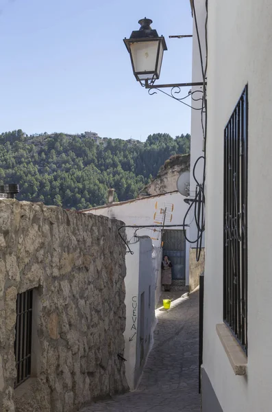 Enge Straße mit weiß gestrichenen Häusern, typisch für diese Stadt, nehmen Sie in alcala del jucar, albacete Provinz, Spanien — Stockfoto