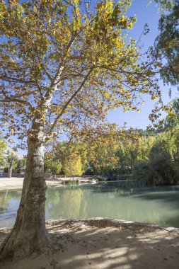 Rekreasyon alanı üzerinde nehir Jucar, güzel dağ sayısı kireçtaşı şehir, yanındaki almak içinde Alcala del Jucar, Albacete Eyaleti, İspanya