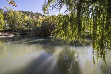 Rekreasyon alanı üzerinde nehir Jucar, güzel dağ sayısı kireçtaşı şehir, yanındaki almak içinde Alcala del Jucar, Albacete Eyaleti, İspanya