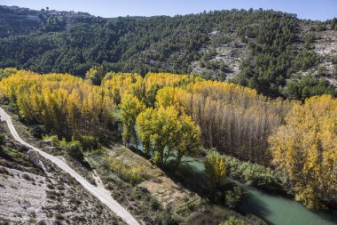  Sonbahar sırasında Jucar Nehri Vadisi panoramik al Alcala del Jucar Albacete Eyaleti, İspanya