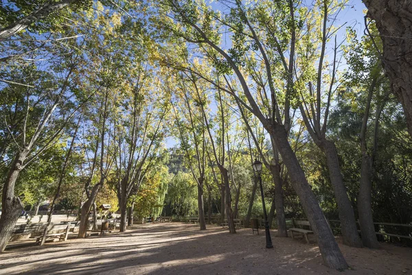 Area ricreativa sul fiume Jucar, bella vista sulle montagne calcare vicino alla città, prendere in Alcala del Jucar, provincia di Albacete, Spagna — Foto Stock