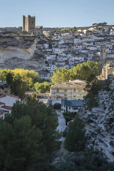 Zijaanzicht van het dorp, op de top van kalksteen berg ligt kasteel uit de 12e eeuw Almohaden oorsprong, nemen in Alcala del Jucar, provincie Albacete, Spanje — Stockfoto