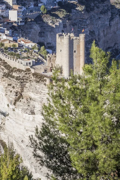 Hrad z opěrná století Xii, se v Alcalá del Jucar, oblasti Albacete, Španělsko — Stock fotografie