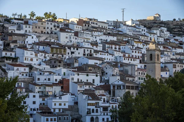 Panoramautsikt över typiska husen av staden under hösten, att den rätt kyrkan San Andres, ta i Alcala del Júcar, Albacete province, Spanien — Stockfoto