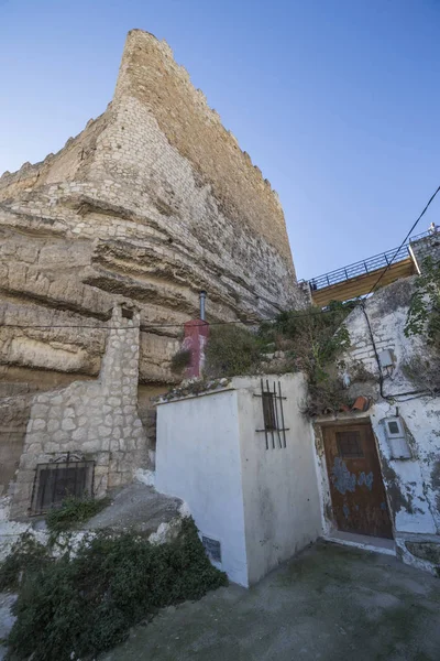 Tipica casa di La Mancha situata alle porte del castello, in cima alla montagna calcarea si trova il Castello di origine almohade del XII secolo, prendere in Alcala del Jucar, provincia di Albacete, Spagna — Foto Stock