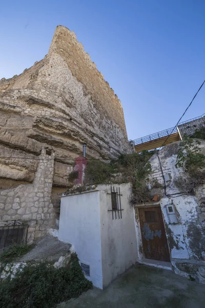 Casa típica de La Mancha situada en las faldas del castillo, en la cima de la montaña de piedra caliza está situado Castillo del siglo 12 origen almohade, tomar en Alcalá del Jucar, provincia de Albacete, España —  Fotos de Stock