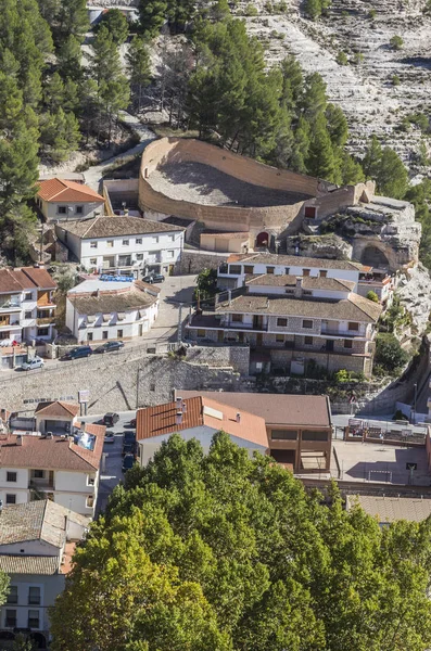 Antica arena, questa piazza è costruita a forma di nave e sottolinea dell'anno 1902, vicino alle rive del fiume Jucar, Alcala del Jucar, provincia di Albacete, Spagna — Foto Stock