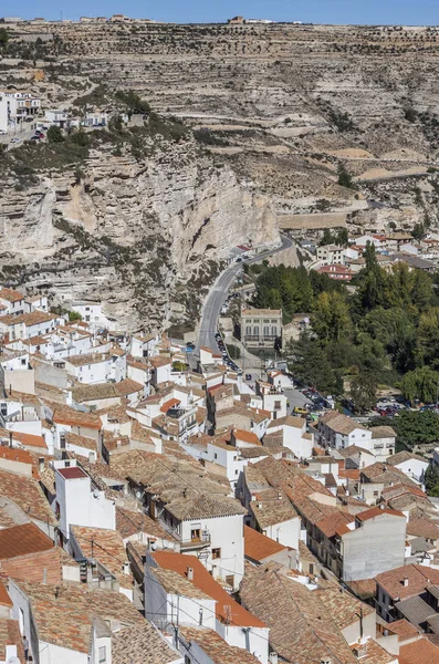 Hus och tak bredvid berget kalksten, Visa till bergen över floden Júcar, ta i Alcala del Júcar, Albacete province, Spanien — Stockfoto