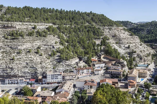 Panoramic şehir ve kale, sağdaki erişim modern bölümünün eski Arena bir gemi şeklinde görüntüleme, nehrin Jucar, almak Alcala del Jucar, İspanya dağlara görüntüleme — Stok fotoğraf