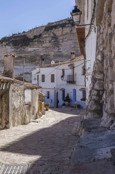 Enge Straße mit weiß gestrichenen Häusern, typisch für diese Stadt, nehmen Sie in alcala del jucar, albacete Provinz, Spanien — Stockfoto