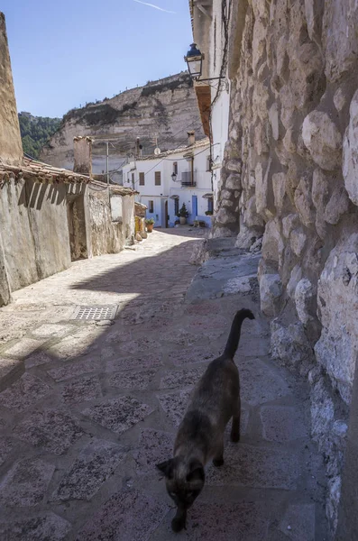 Enge Straße mit weiß gestrichenen Häusern, typisch für diese Stadt, nehmen Sie in alcala del jucar, albacete Provinz, Spanien — Stockfoto