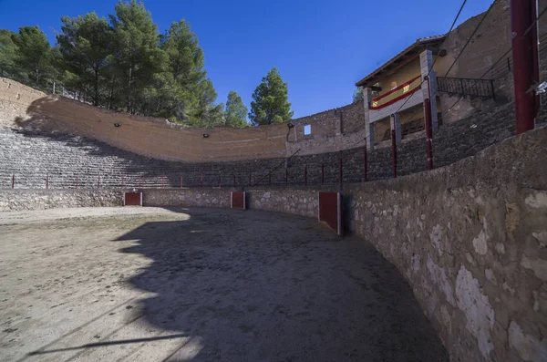 Antica arena, questa piazza è costruita a forma di nave e byline dell'anno 1902, vicino alle rive del fiume Jucar, prendere in Alcala dej Jucar, provincia di Albacete, Spagna — Foto Stock