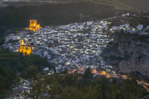Nattvisning av staden, på toppen av kalksten berg ligger slottet från 1100-talet Almohad ursprung, ta i Alcala del Júcar, Albacete province, Spanien — Stockfoto
