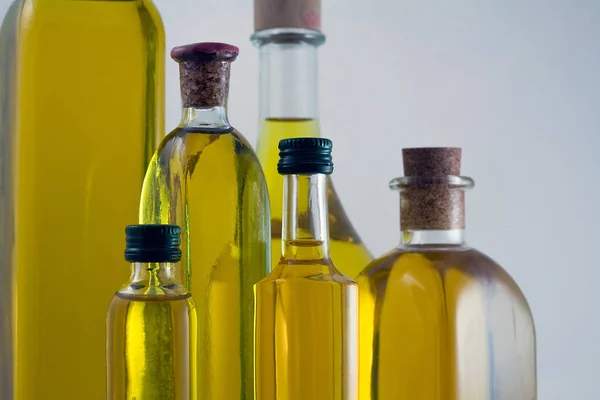 Butelki oliwa z oliwek pierwszego tłoczenia, zielony złota Andaluzja, Hiszpania — Zdjęcie stockowe