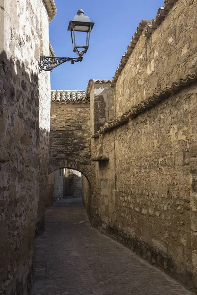 Medieval neighborhood in Baeza, alleyway with stone arch, Jaen p — Stock Photo, Image