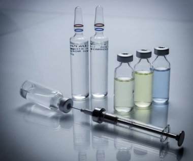 İlaç şişeleri ve şırıngalar aşı için hazır.