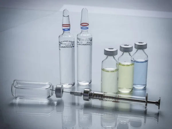 백신 주사를 맞을 준비가 된 병과 주사기에 들어 있는 의약품 — 스톡 사진