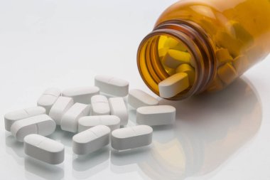 Closeup hapları ve pill konteyner şeffaf