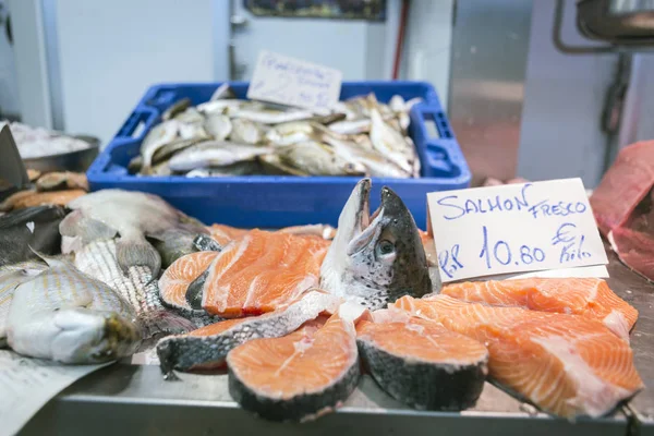 İspanya 'daki Cadiz, Endülüs' teki balık pazarında taze balık yakaladık. — Stok fotoğraf