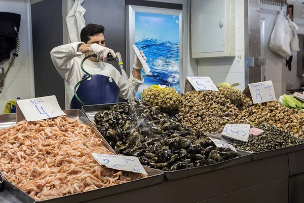 İspanya 'daki Cadiz, Endülüs' teki balık pazarında taze balık yakaladık. — Stok fotoğraf