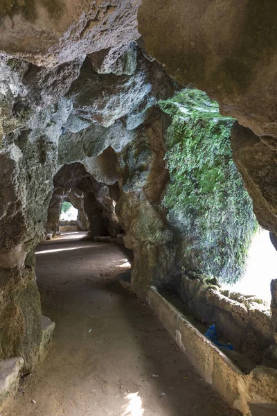 Cueva en el Parque Genovés, Cádiz, Andalucía, España — Foto de Stock