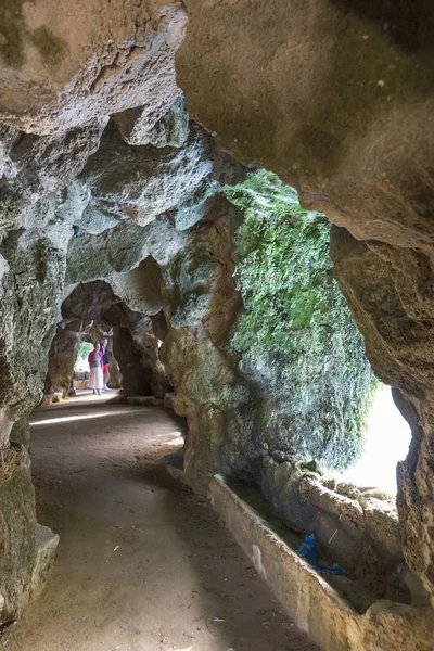 Cueva en el Parque Genovés, Cádiz, Andalucía, España — Foto de Stock