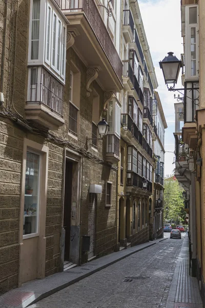 Dettaglio di balconi e grandi finestre sul periodo del XIX secolo, strada stretta con architettura tradizionale a Cadice, Andalusia, Spagna meridionale — Foto Stock