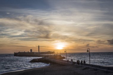 Cadiz İspanya-Nisan 1: bir küçük adada günbatımı, kale, San Sebastian Castle ana şehirden ayrılmış klasik Geleneğe göre Kronos, Cadiz, İspanya şehrin kültürel Simgesel Yapı bir tapınak vardı